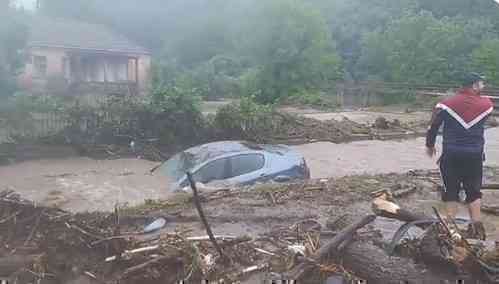 NESTVARAN PRIZOR U JAGODINI: PODIVLJALA REKA NOSI AUTOMOBILE KAO OD ŠALE! (VIDEO)